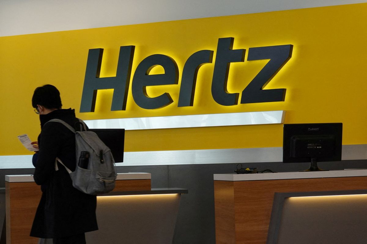https://d.ibtimes.com/en/full/4647602/person-walks-counter-hertz-rental-car-john-f-kennedy-international-airport-queens-new-york.jpg