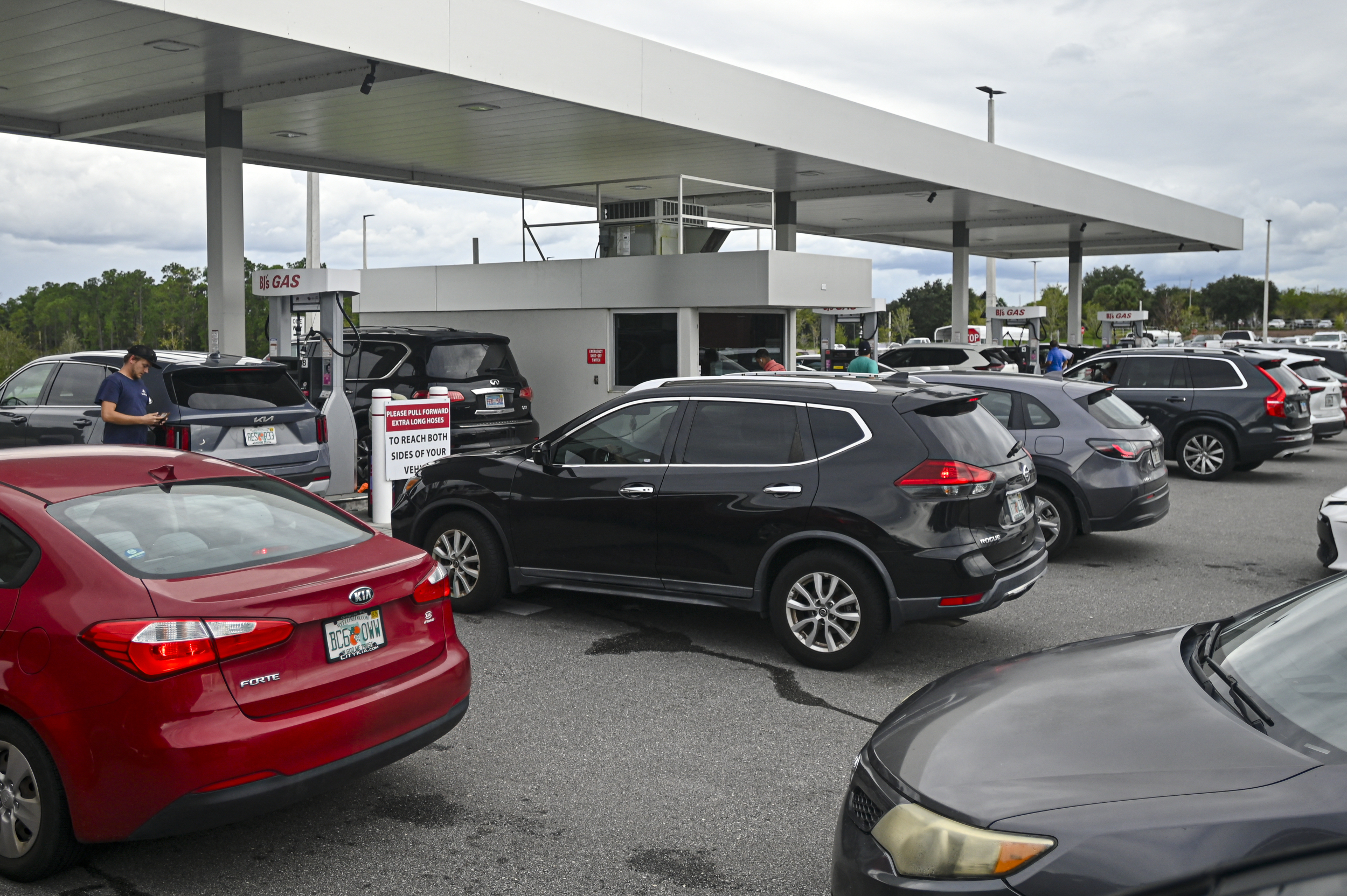 https://d.ibtimes.com/en/full/4647797/florida-gas-stations-out-fuel-ahead-hurricane-milton.jpg