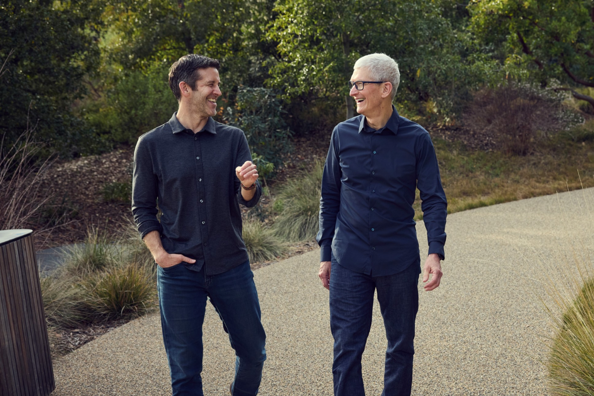https://d.ibtimes.com/en/full/4647801/tim-cook-john-ternus-apple.png