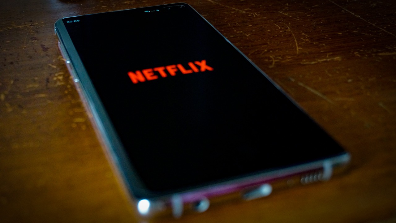 https://d.ibtimes.com/en/full/4648310/netflix-stock-surges-138-company-walks-away-warner.jpg
