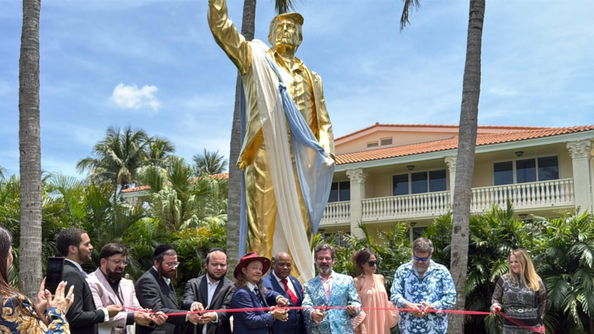 https://d.ibtimes.com/en/full/4648608/trump-statue.png
