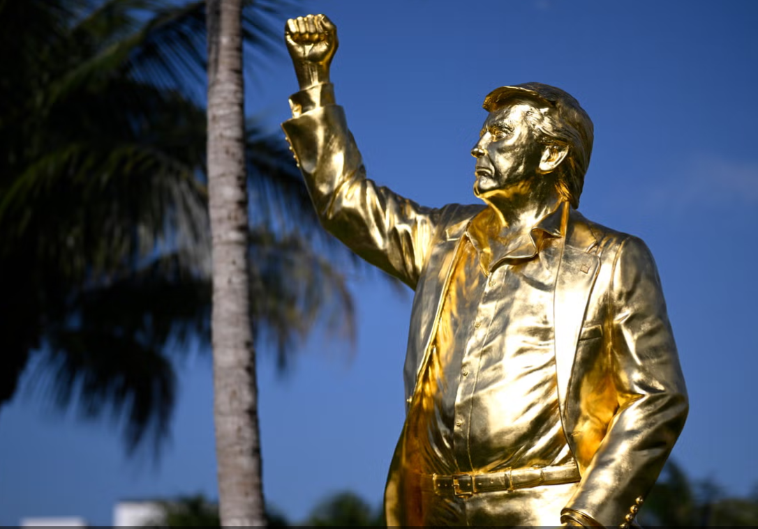https://d.ibtimes.com/en/full/4648732/don-colossus-statue-trump-doral-golf-club.png