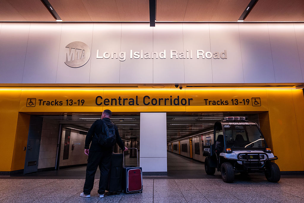 https://d.ibtimes.com/en/full/4648907/midnight-strike-deadline-looms-lirr-commuter-rail.jpg