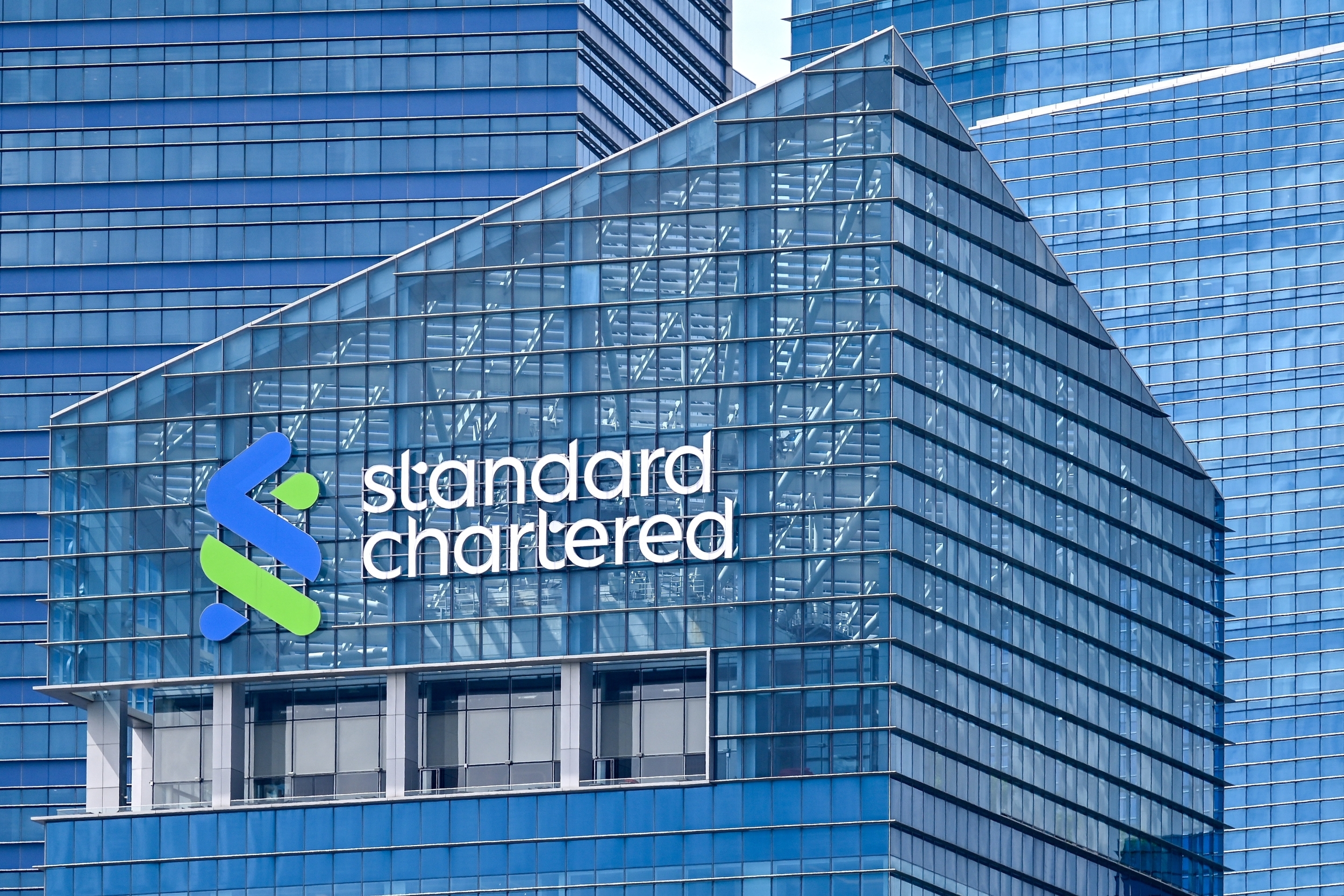 https://d.ibtimes.com/en/full/4649003/standard-chartered-signage-company-signage-seen.jpg