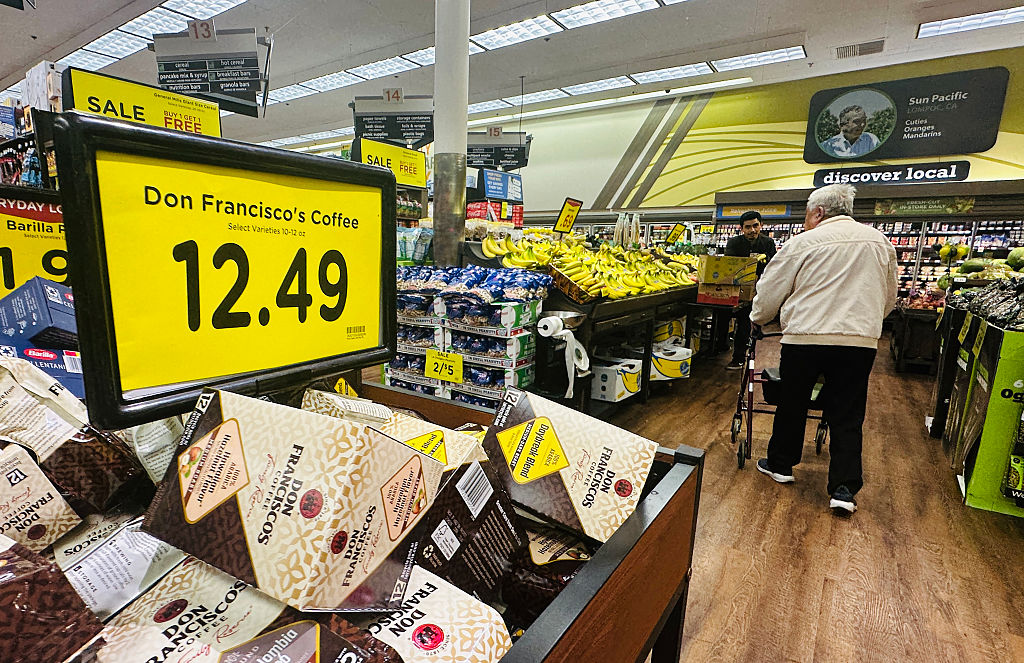 Economists Increase Inflation Forecasts And Expect Delayed Rate Cuts: Survey