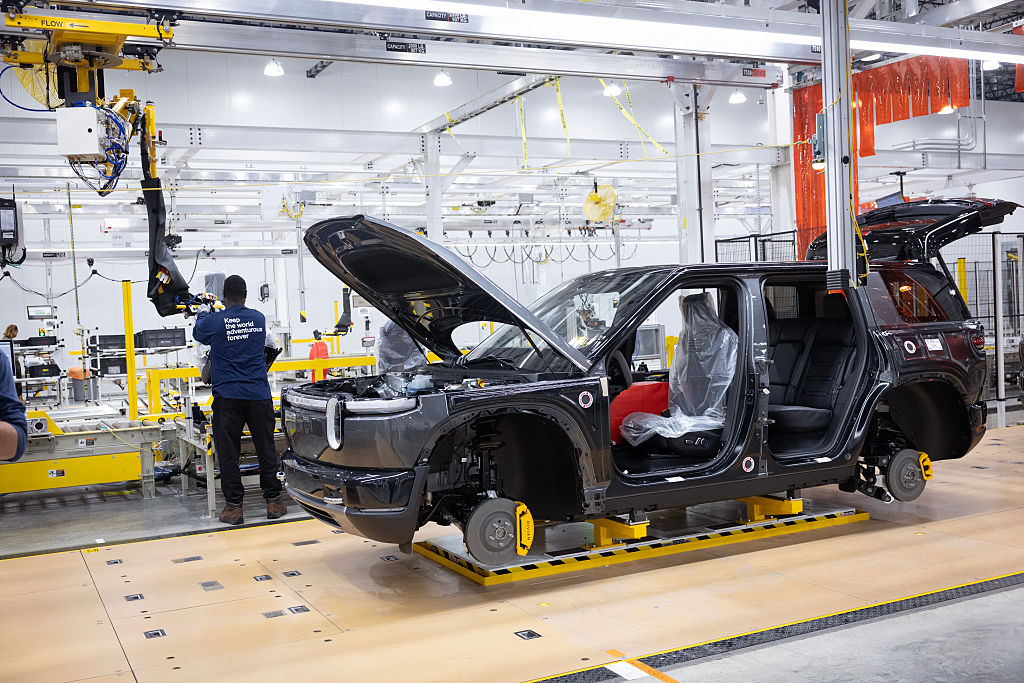 https://d.ibtimes.com/en/full/4649708/workers-assemble-rivian-r2-suvs.jpg