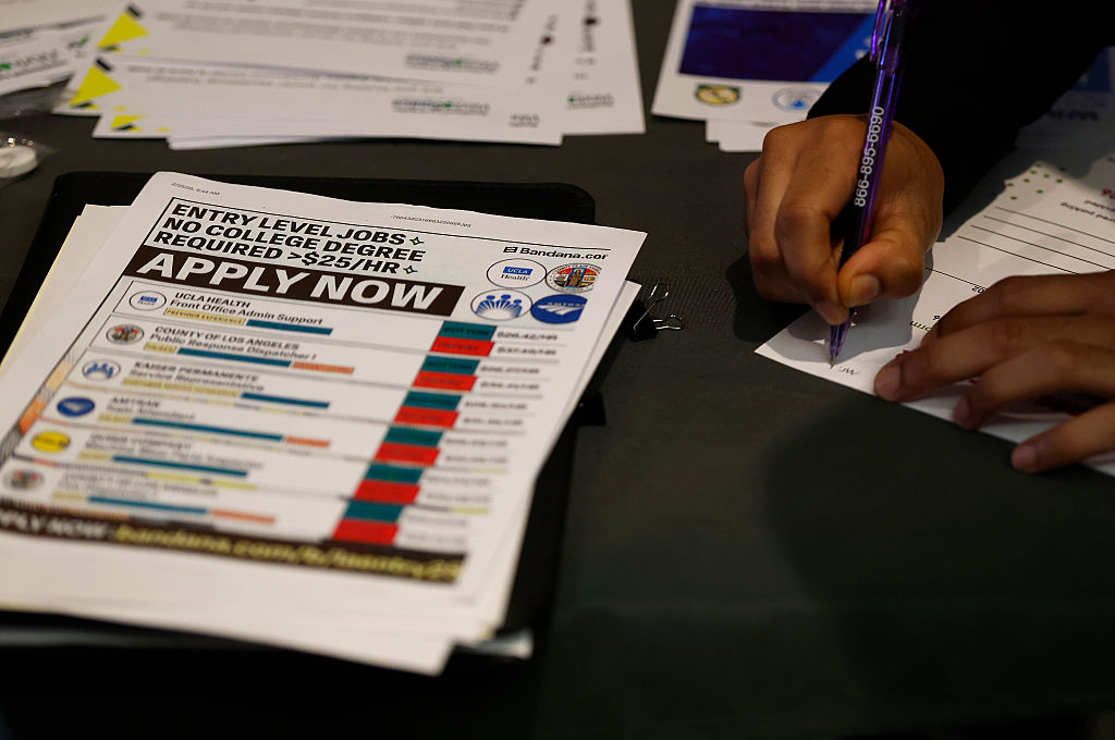 Jobless Claims Climb to 225,000 To Reach Highest Level Since February