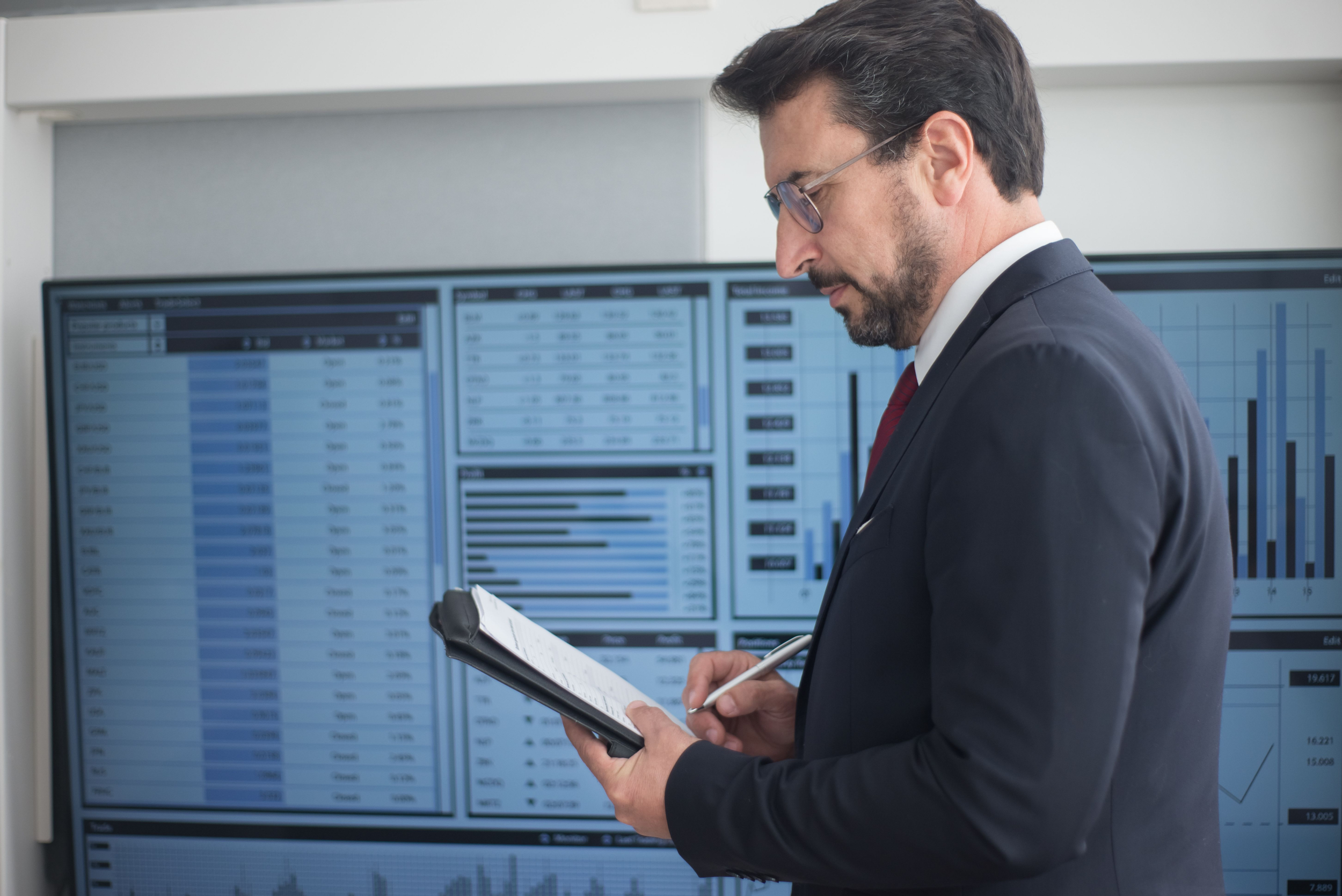 https://d.ibtimes.com/en/full/4649769/businessman-suit-analyzing-data-analytics-large-screens.jpg