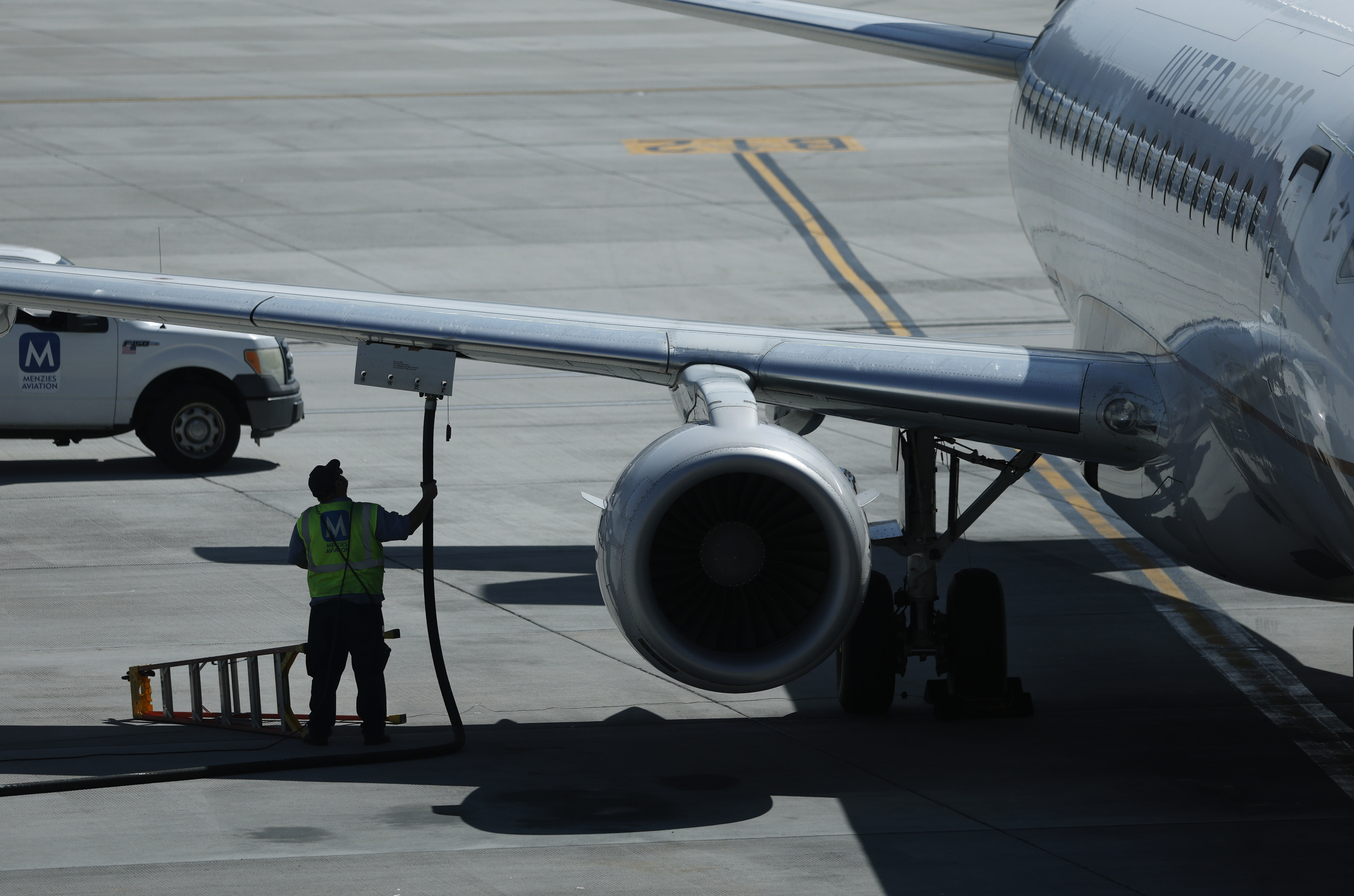 https://d.ibtimes.com/en/full/4649821/airplane-refuel.jpg