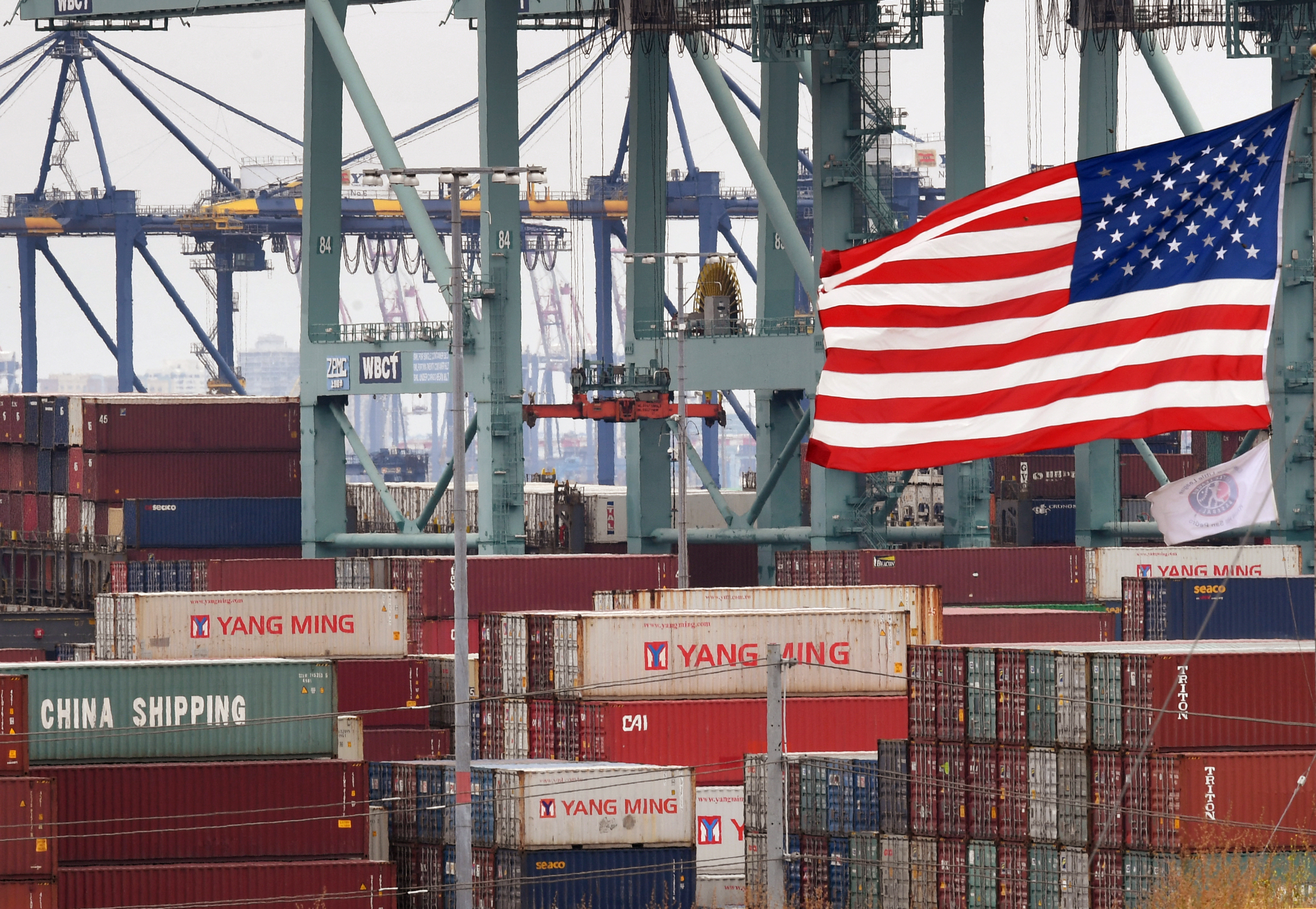 https://d.ibtimes.com/en/full/4649856/record-overseas-demand-gives-us-trade-balance-boost.jpg