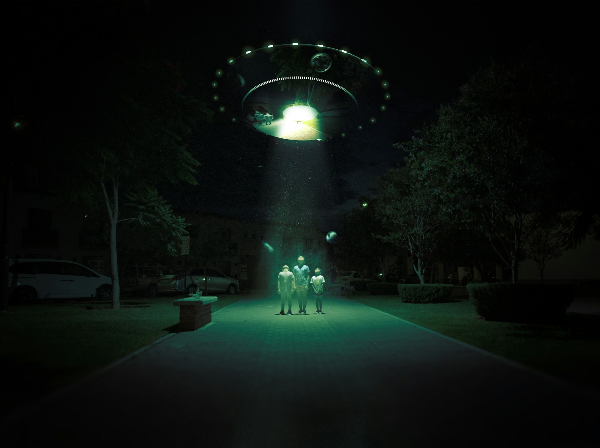 https://d.ibtimes.com/en/full/4650018/ufo-ship-over-aliens.jpg