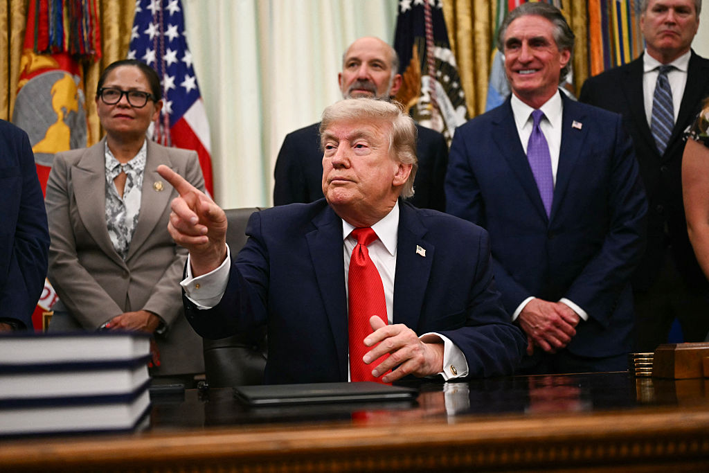 https://d.ibtimes.com/en/full/4650030/us-president-donald-trump-oval-office.jpg