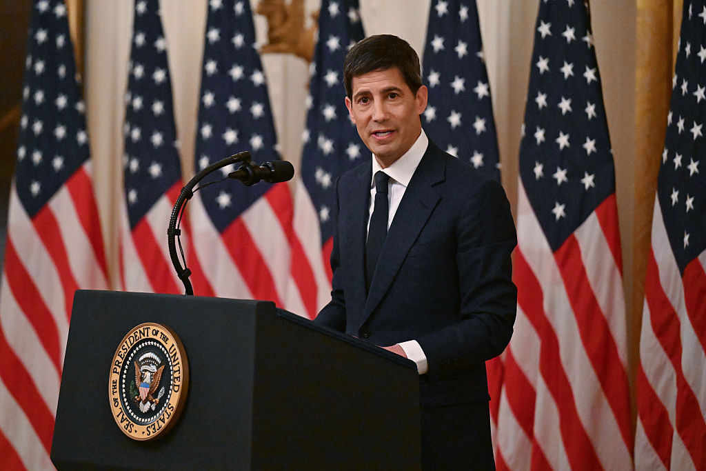 https://d.ibtimes.com/en/full/4650246/kevin-warsh.jpg