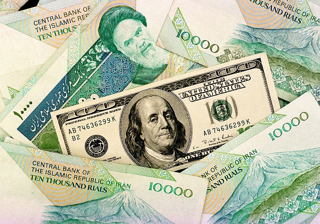 https://d.ibtimes.com/en/full/4650367/iranian-us-bills-are-displayed-12-november-tehran.jpg