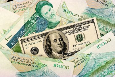 Iranian and US bills are displayed 12 November in Tehran