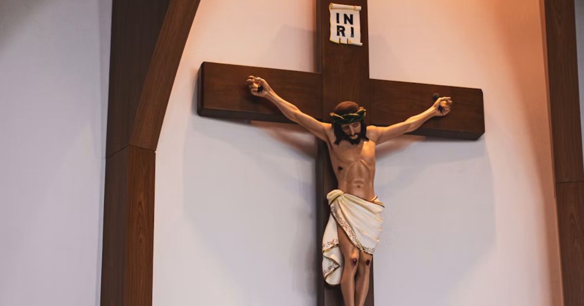 https://d.ibtimes.com/en/full/4650402/crucifix.jpg