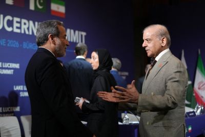 Iran's Foreign Minister Abbas Araqchi (L) and Pakistan's Prime Minister