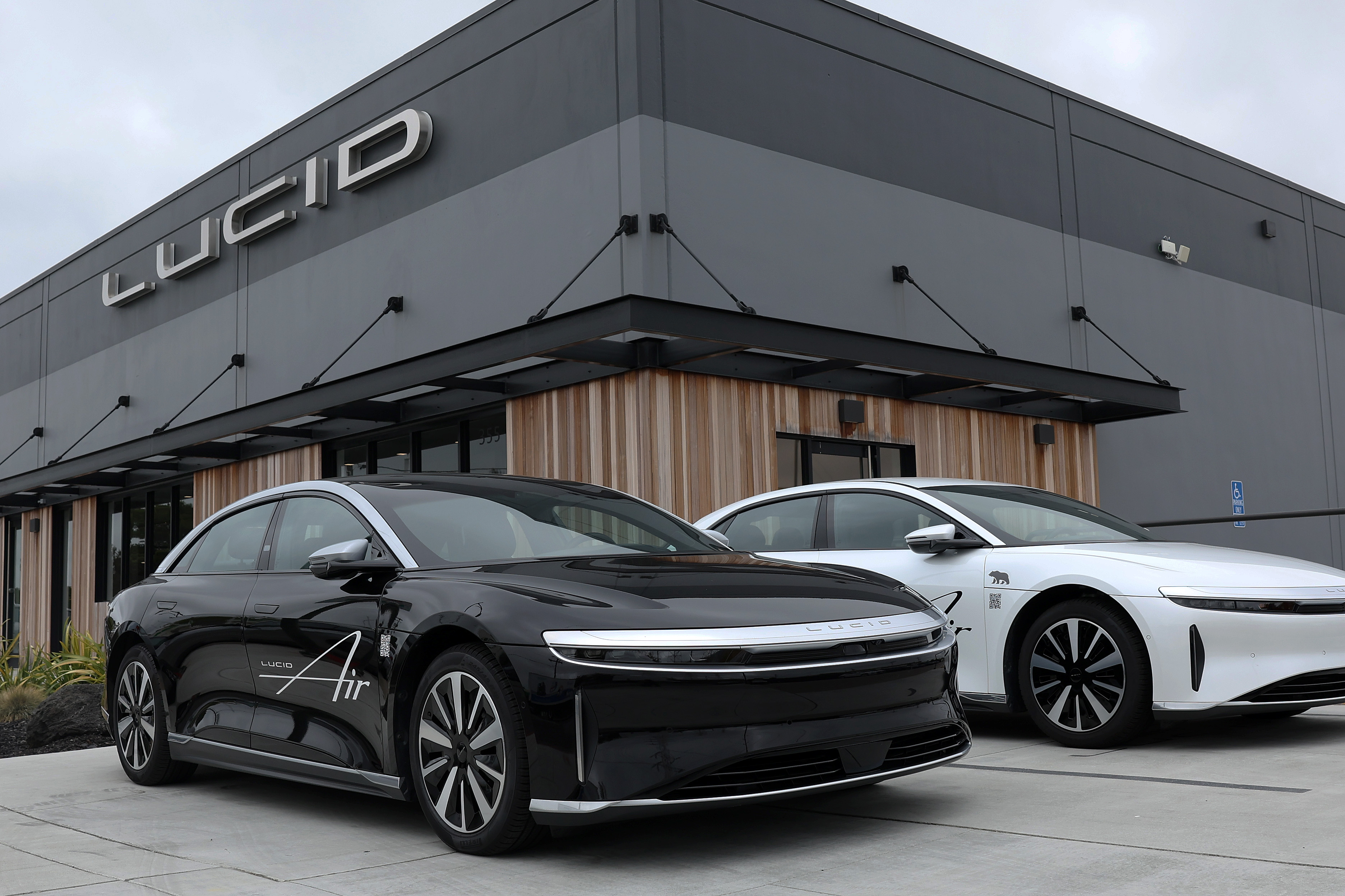 Lucid to Lay Off About 18% of U.S. Workforce as COO Exits EV Company
