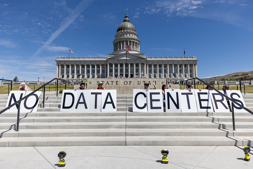 https://d.ibtimes.com/en/full/4650592/data-center.jpg