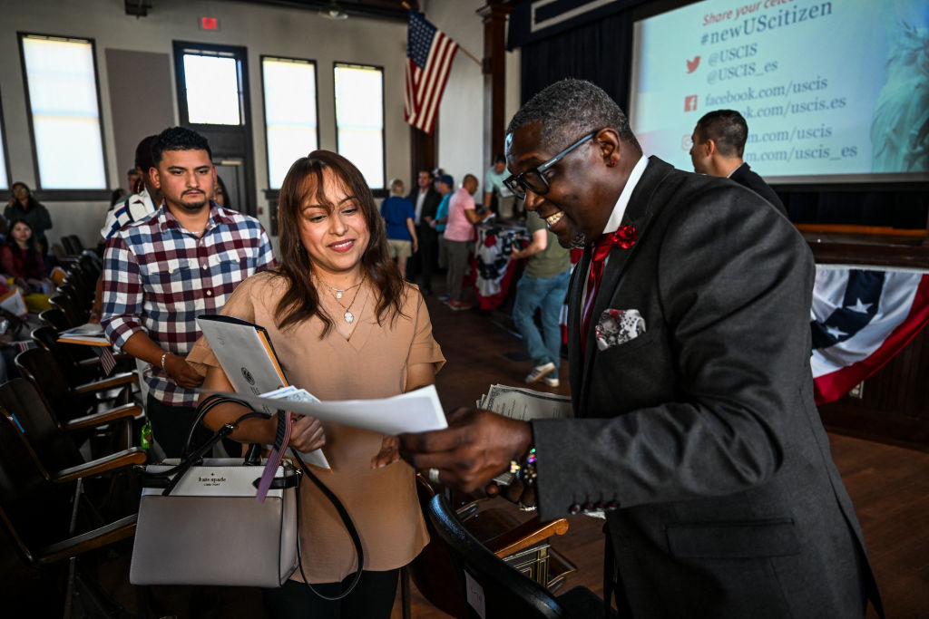 https://d.ibtimes.com/en/full/4650594/citizenship-ceremony.jpg