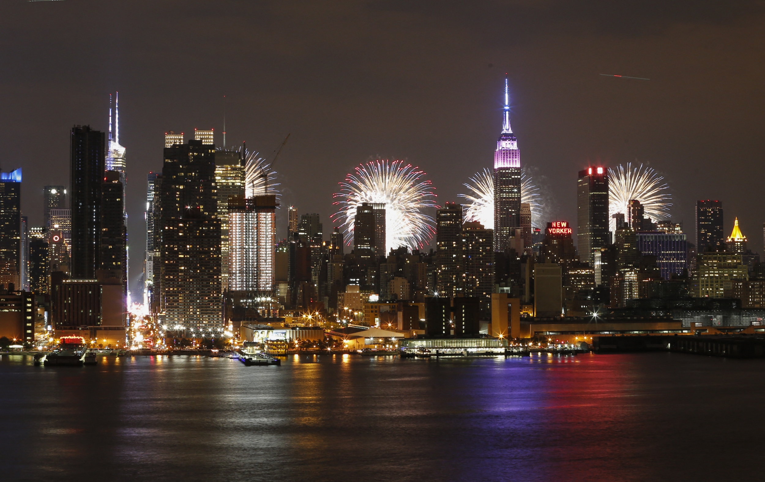 https://d.ibtimes.com/en/full/4650912/fireworks-light-new-york-city-skyline.jpg