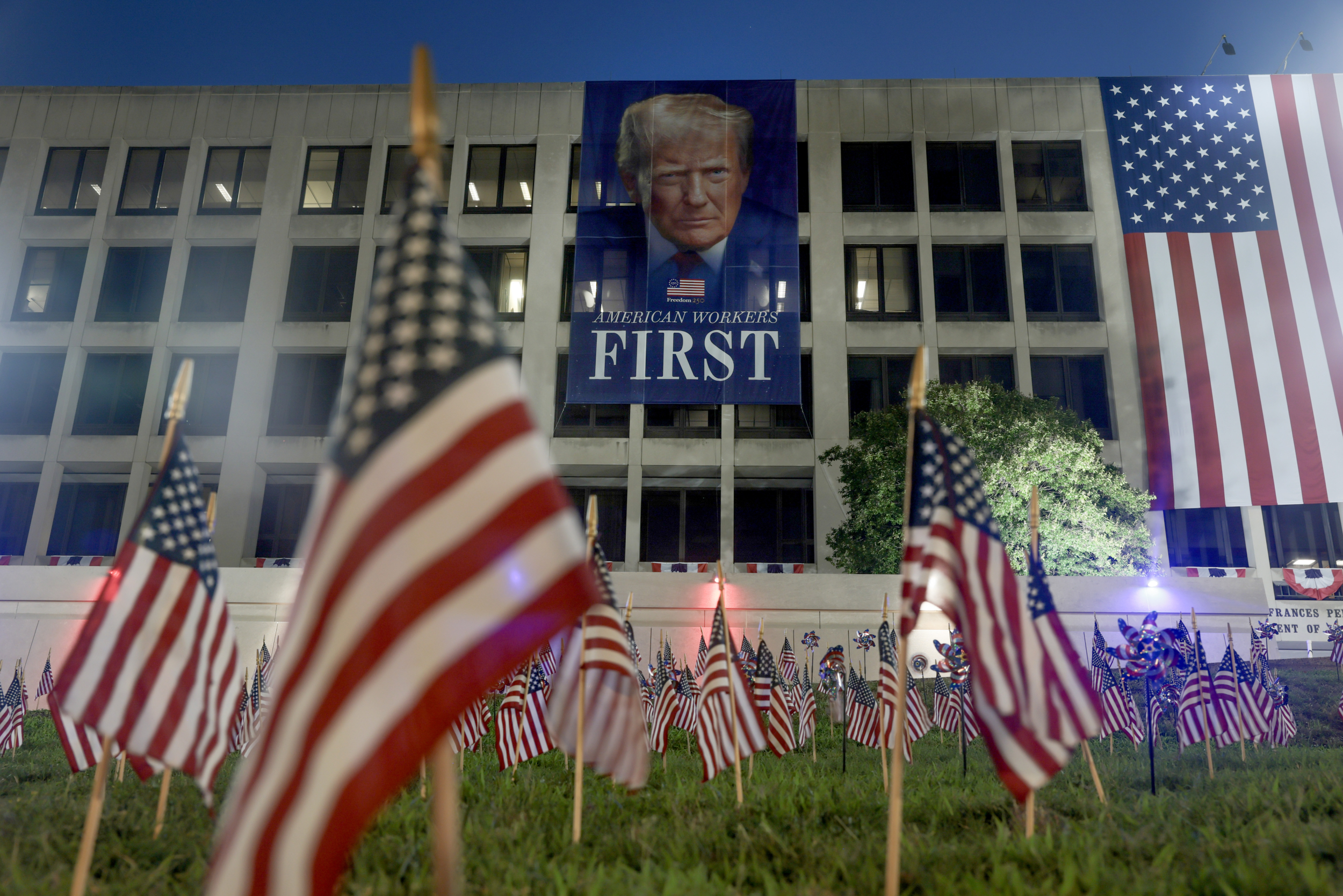 https://d.ibtimes.com/en/full/4650940/banner-us-president-donald-trump.jpg
