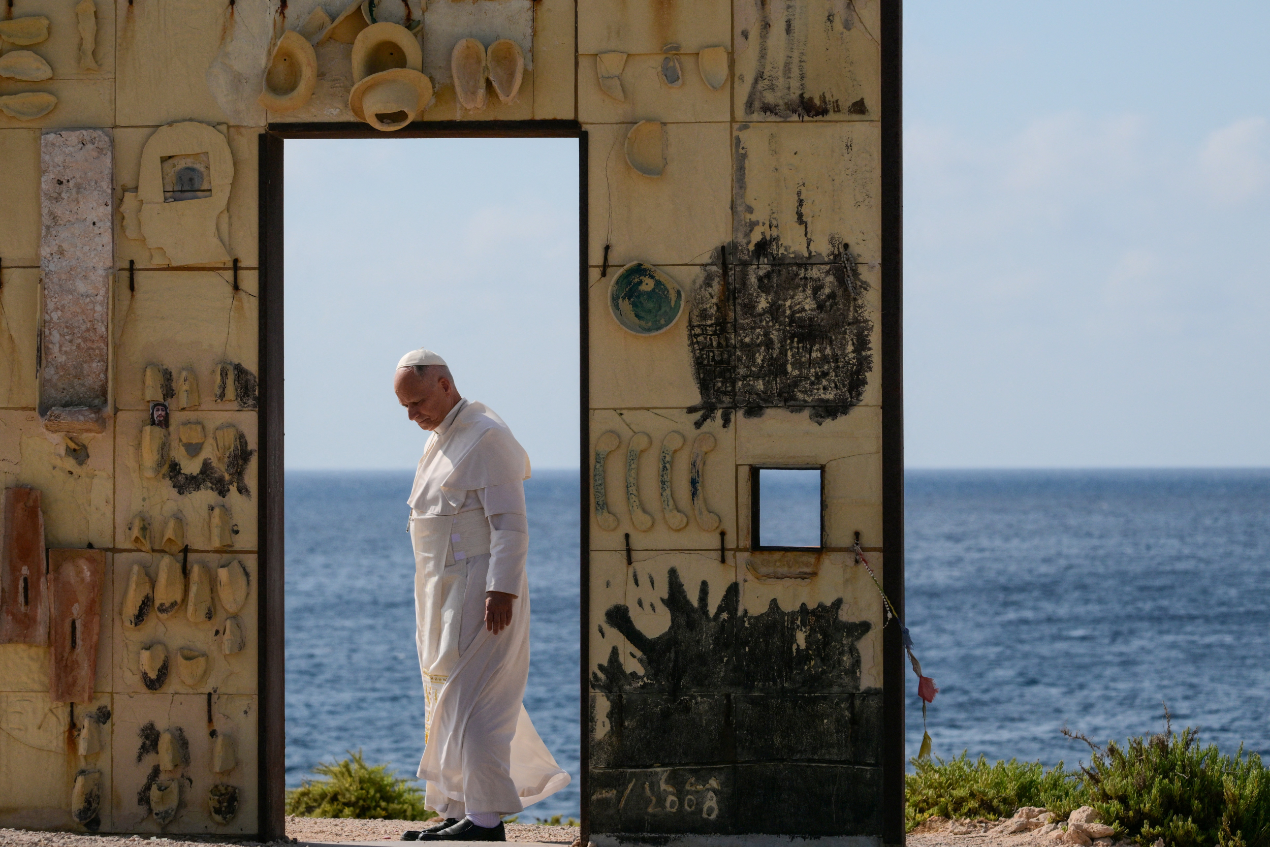 https://d.ibtimes.com/en/full/4650978/pope-leo-xiv-walks-trough-arch-monument.jpg