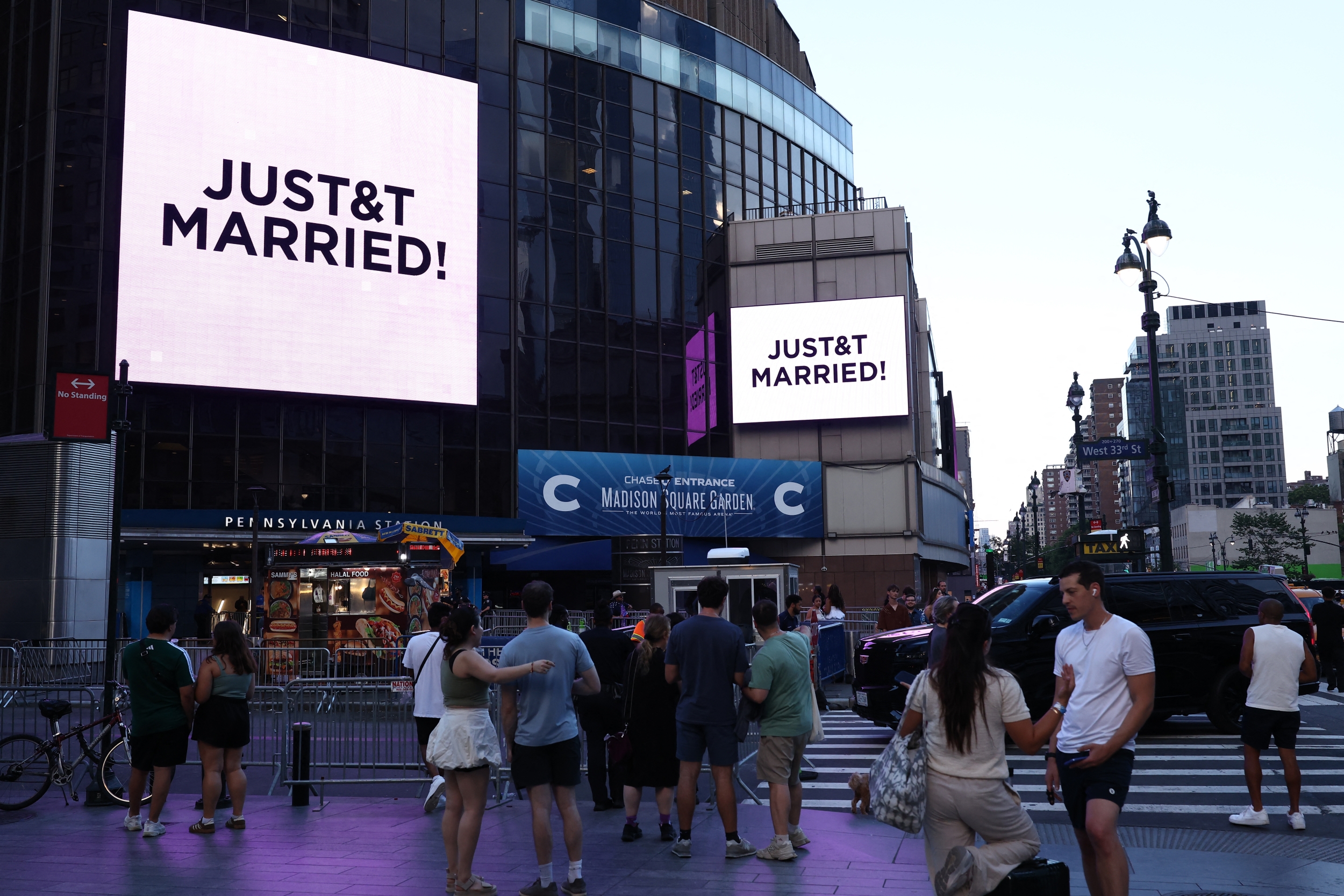 https://d.ibtimes.com/en/full/4650981/justt-married-screens-outside-madison-square-garden.jpg
