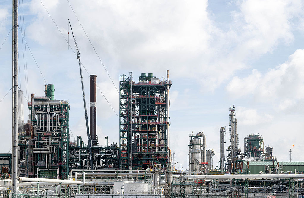 https://d.ibtimes.com/en/full/4651061/refinery.jpg