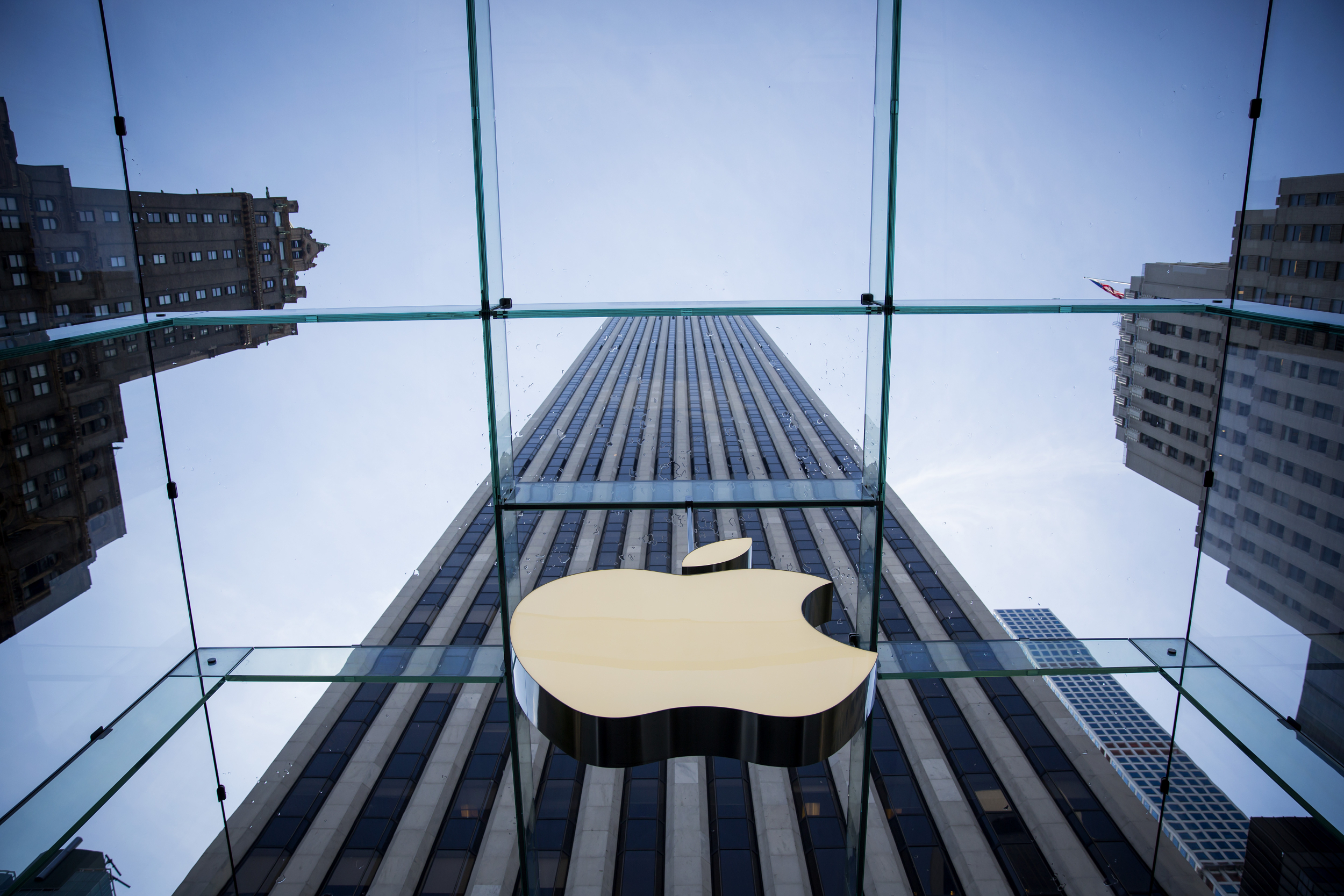 https://d.ibtimes.com/en/full/4651123/apple-broadcom-deal.jpg