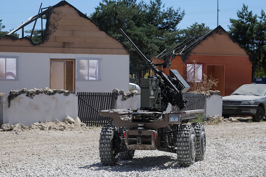 https://d.ibtimes.com/en/full/4651513/military-robot.jpg