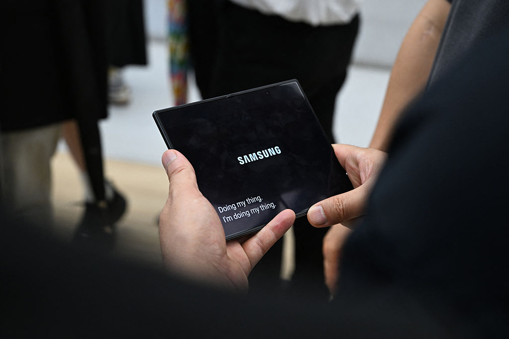https://d.ibtimes.com/en/full/4651692/samsung-foldable.jpg
