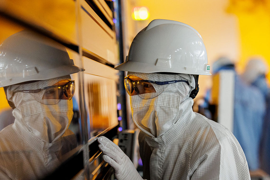 https://d.ibtimes.com/en/full/4651718/employee-works-lithography-tool-300mm-wafer.jpg