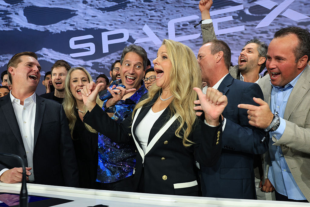 https://d.ibtimes.com/en/full/4651735/spacex-executives-after-companys-ipo-nasdaq-marketsite.jpg