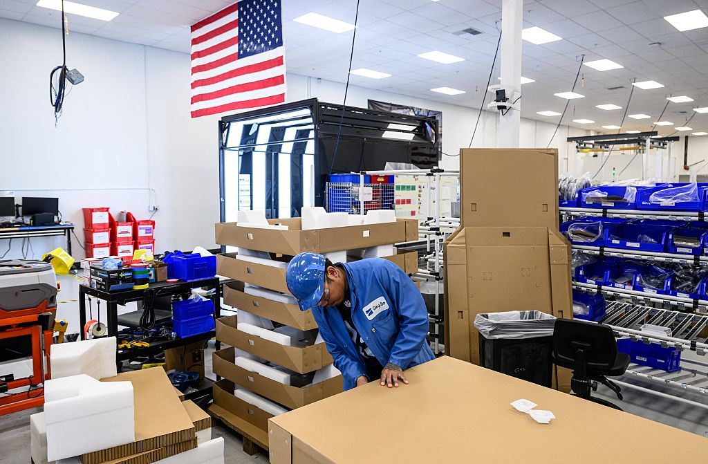 https://d.ibtimes.com/en/full/4651748/manufacturing.jpg