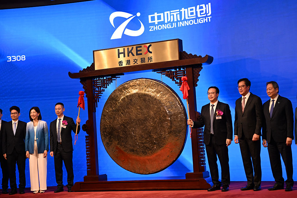 https://d.ibtimes.com/en/full/4651772/zhongji-innolights-hong-kong-ipo-falls-flag.jpg