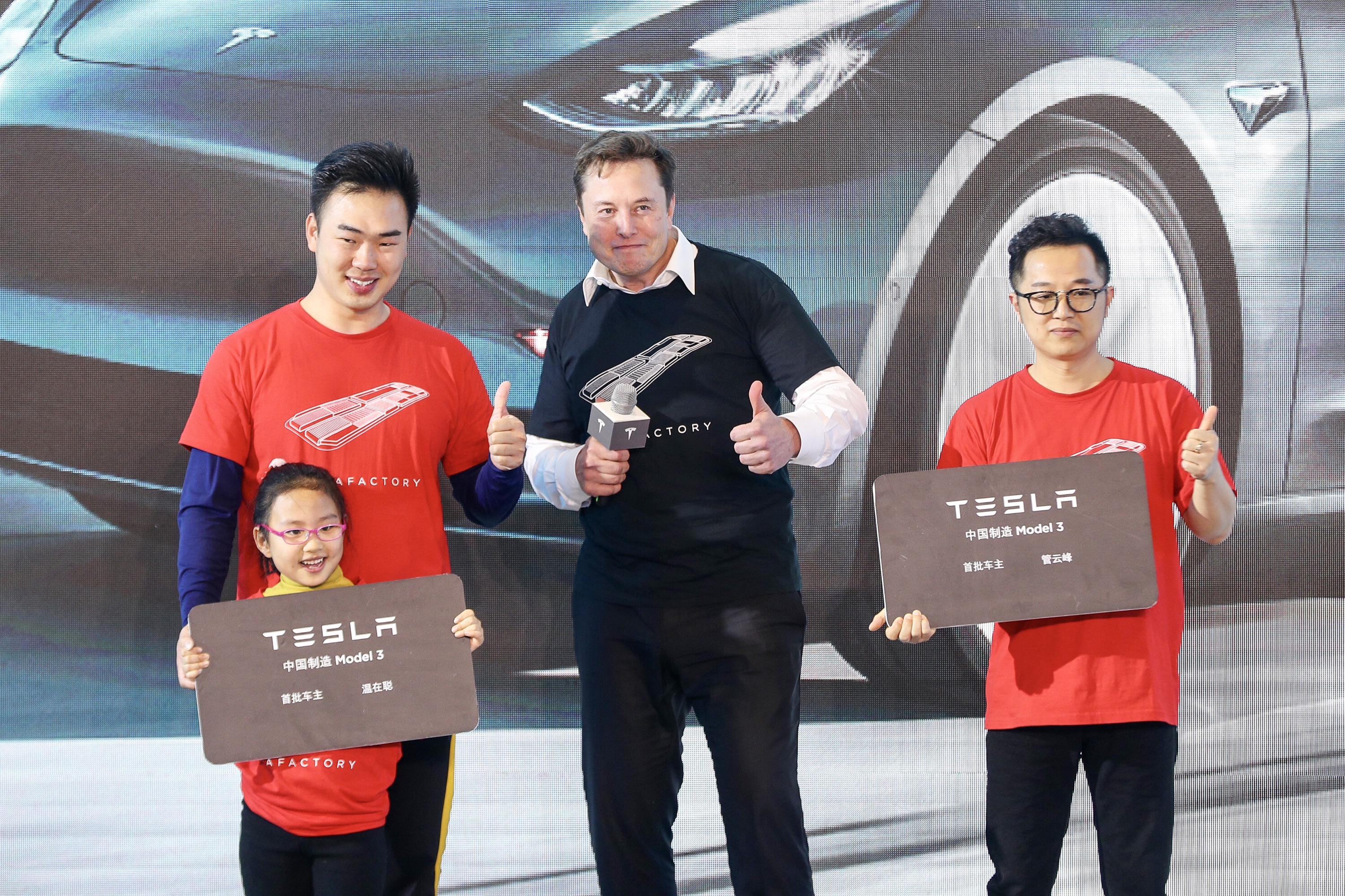 https://d.ibtimes.com/en/full/4651784/tesla-ceo-elon-musk-c-poses-photos-buyers.jpg