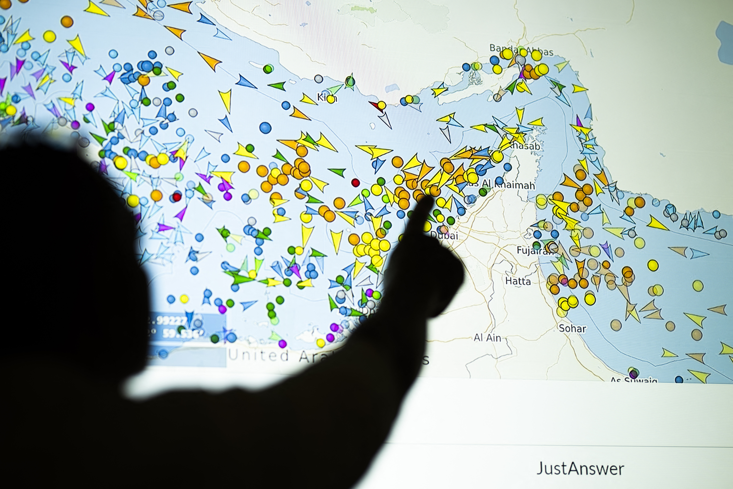 https://d.ibtimes.com/en/full/4651835/strait-hormuz-ship-tracking-website.jpg