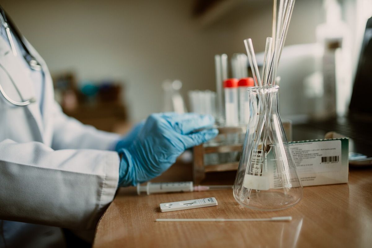 First AI to Design Brand New Viruses Leads Scientists to Warn of ‘Urgent Biosafety' Concerns