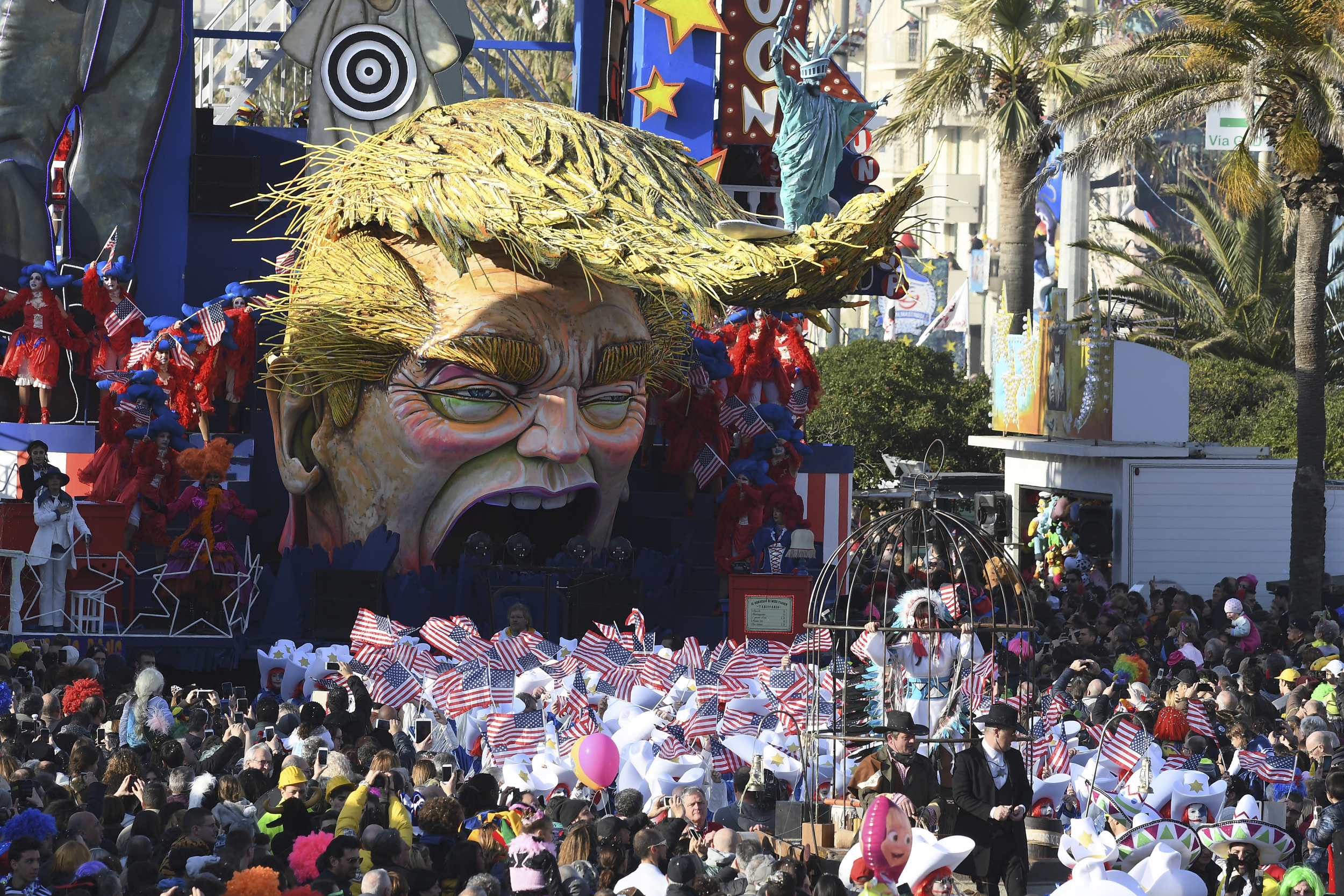https://d.ibtimes.com/en/full/4651977/mask-depicting-face-us-president-donald-trump.jpg