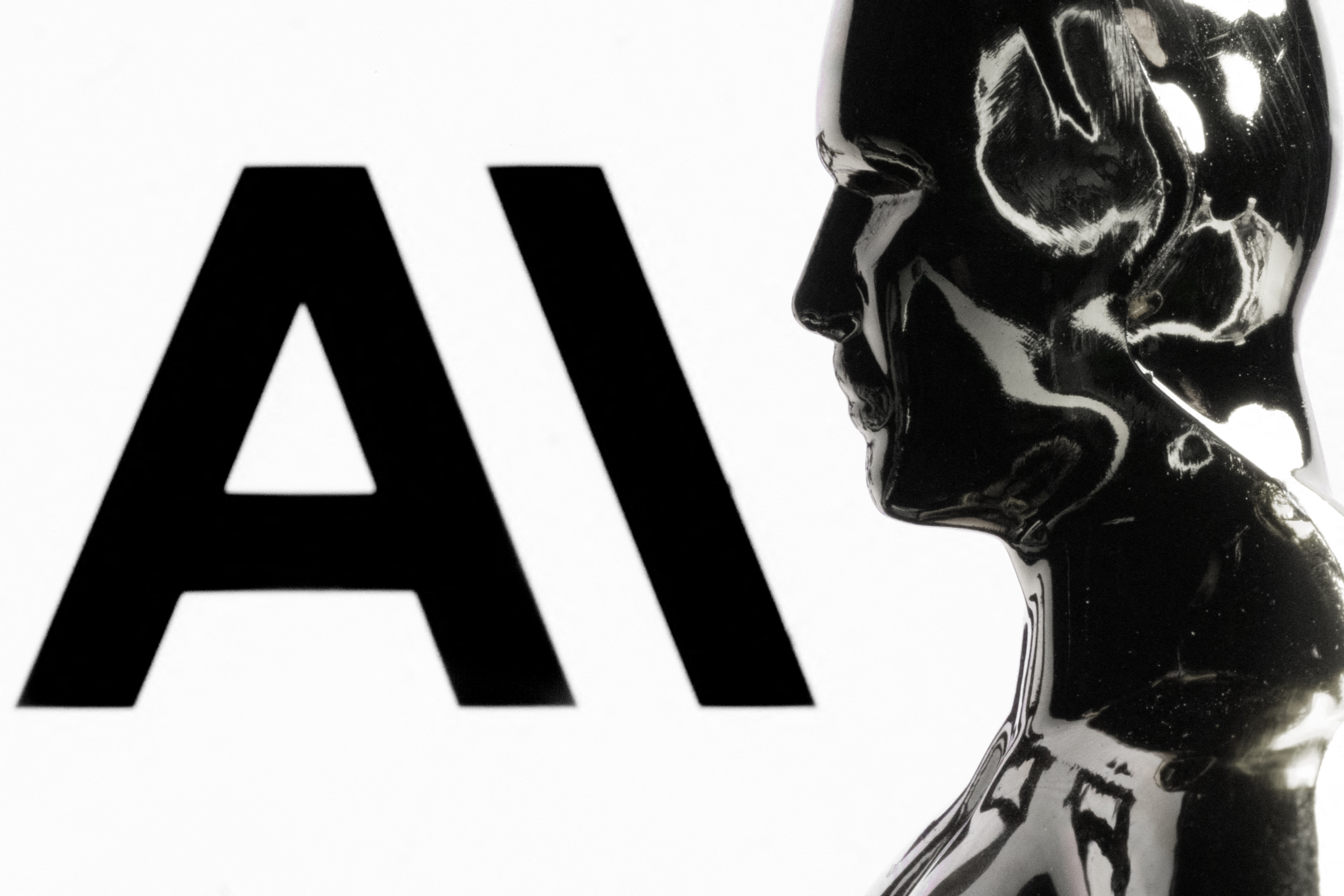 https://d.ibtimes.com/en/full/4652128/figurine-front-logo-anthropic.jpg