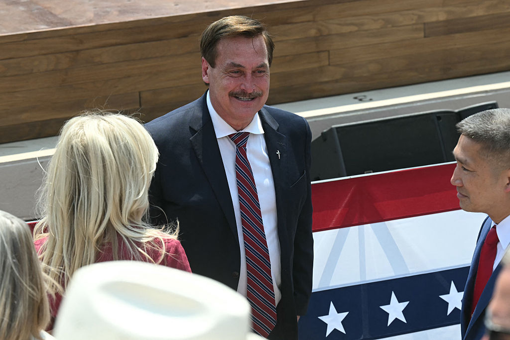 https://d.ibtimes.com/en/full/4652423/ceo-my-pillow-mike-lindell-attends-us.jpg
