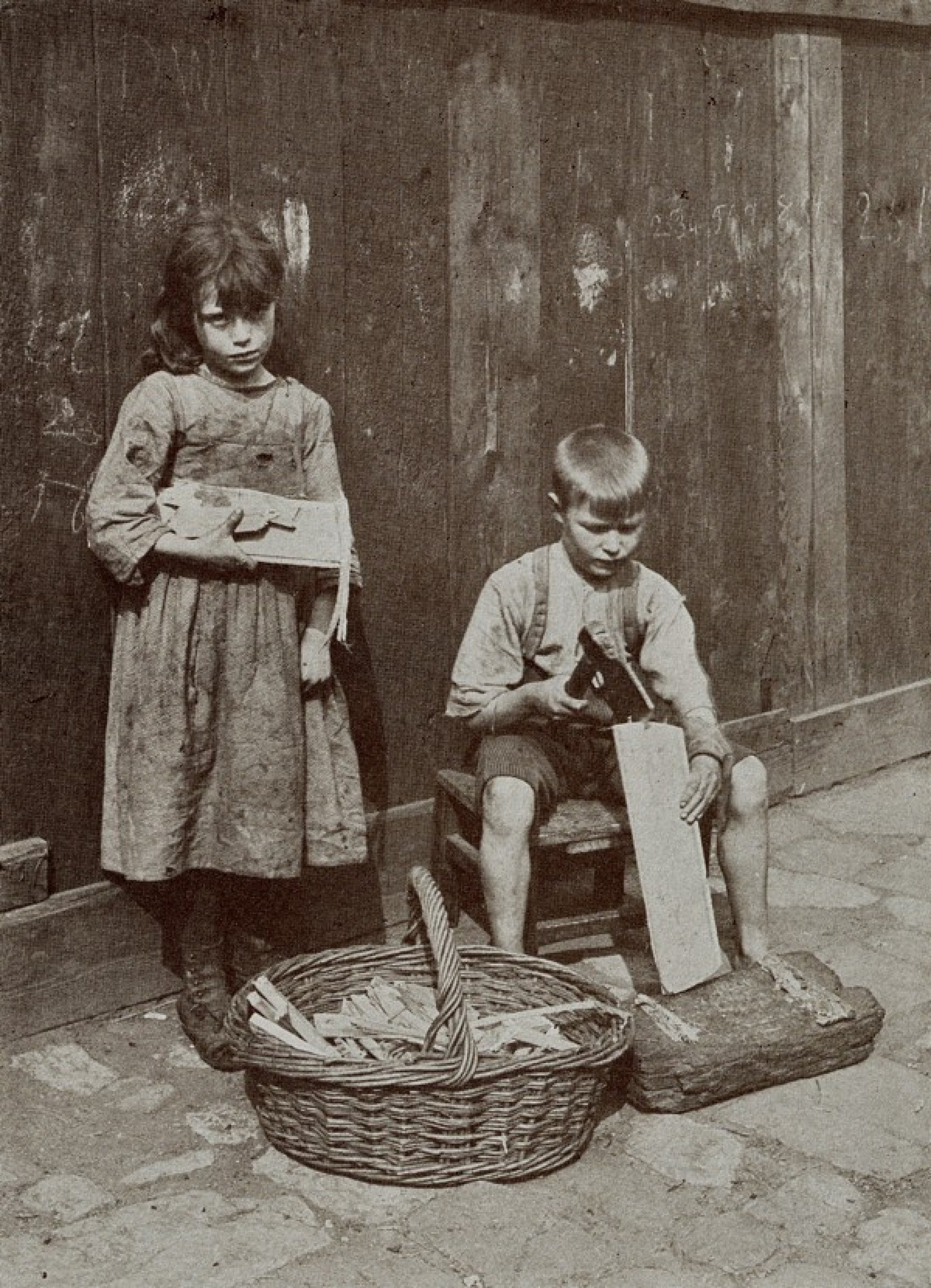 Нищета в детстве. Дети бедняков Англия 19 век. Беспризорники Лондона 19 век. Дети 19 века беднота Англия. Беспризорники Лондона 20 века.