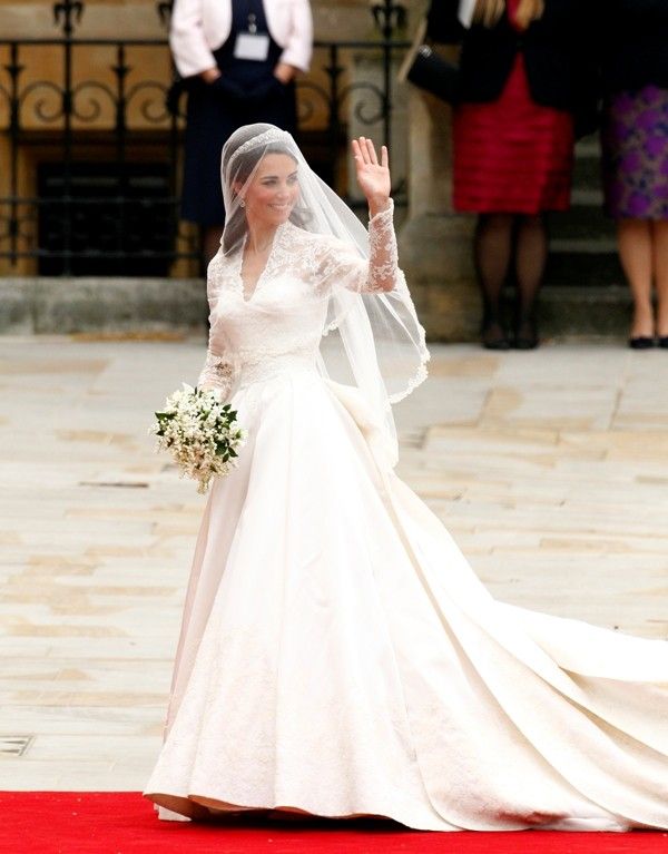 Kate Middleton: Wedding Dress Shatters Buckingham Palace Records [PHOTOS]