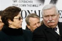 Danuta Walesa (L) looks at her husband, Poland&#039;s former president Lech Walesa, after he unveiled a statue of former U.S. president Ronald Reagan in Warsaw November 21, 2011.