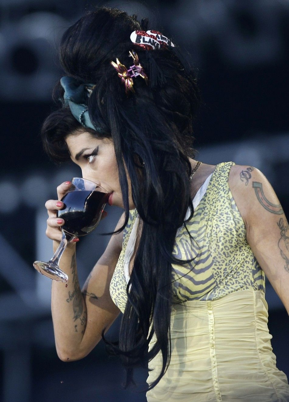 Winehouse drinking her 8th glass of wine onstage