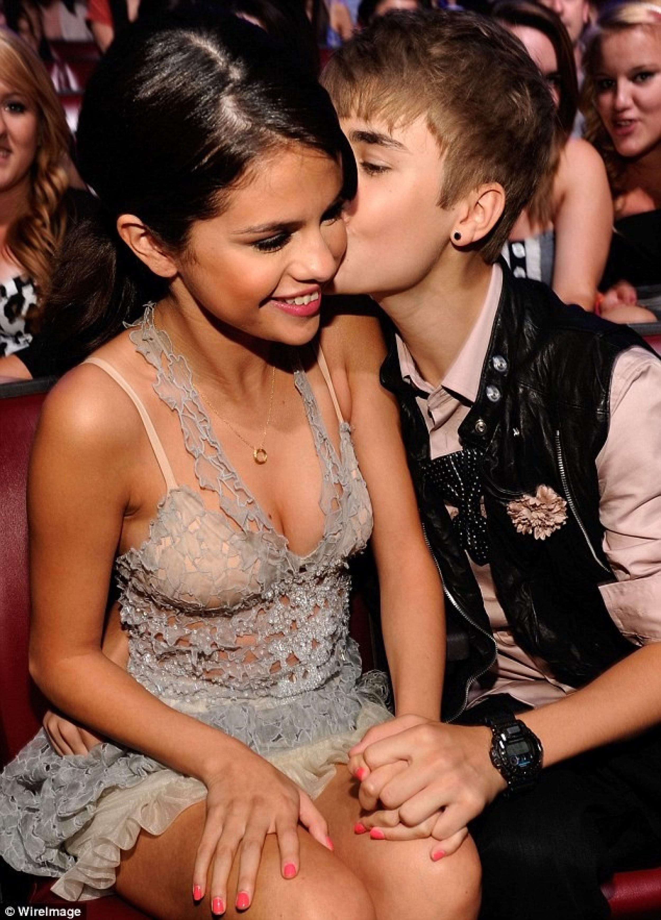 Selena Gomez Break Up Ditches the Band, Bonds With The Biebs SLIDESHOW