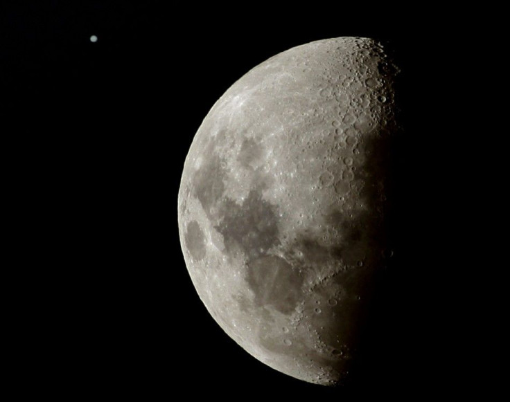 The planet Jupiter is seen next to the moon at sunset in the skies above Sydney June 16, 2005. According to a recent study, Jupiter being the most massive planet of the solar system would restore stability of a moonless Earth. PHOTO:  REUTERS/David Gray