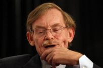World Bank Chief Robert Zoellick pauses while speaking at the Asia Society&#039;s annual dinner in Sydney