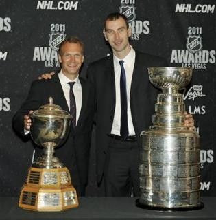 Detroit Red Wings' Nicklas Lidstrom (L) and Boston Bruins Zdeno Chara pose with the James Norris Memorial Trophy (L) and the Stanley Cup at the 2011 NHL Awards in Las Vegas
